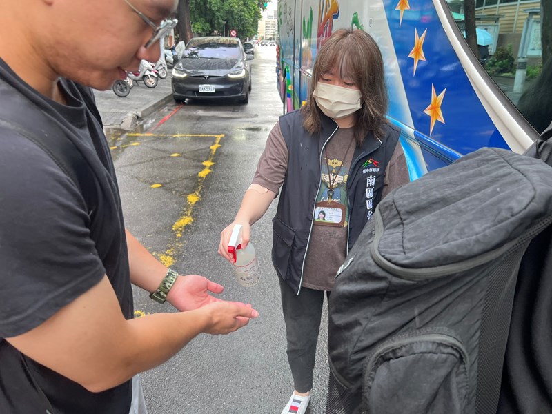 台中市南區區公所李美麗區長與人文課陳榮庭課長重視主辦活動的防疫衛生觀念
