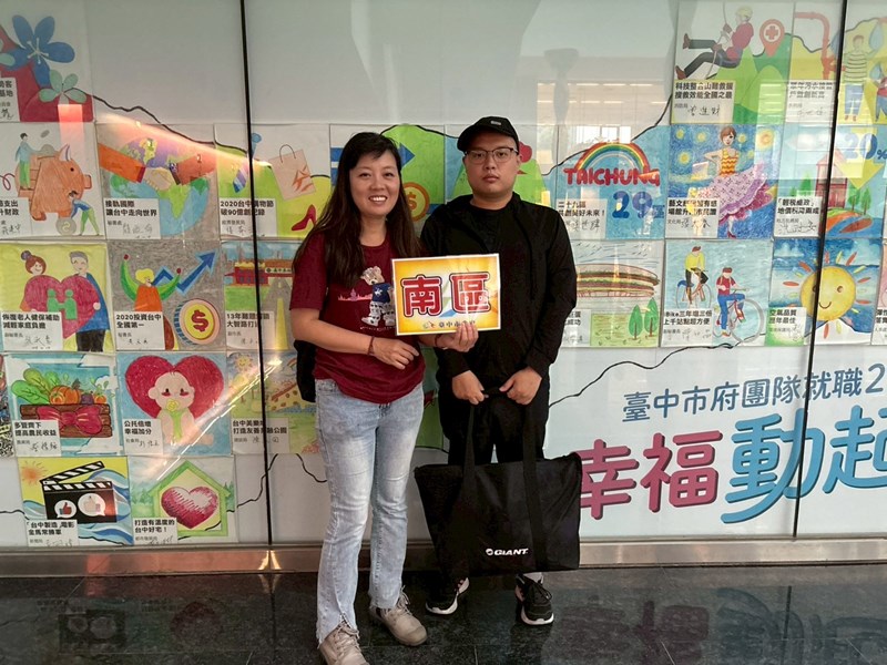 台中市南區從軍役男與家屬合影留念