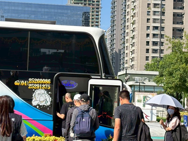 台中市從軍役男搭車入營去