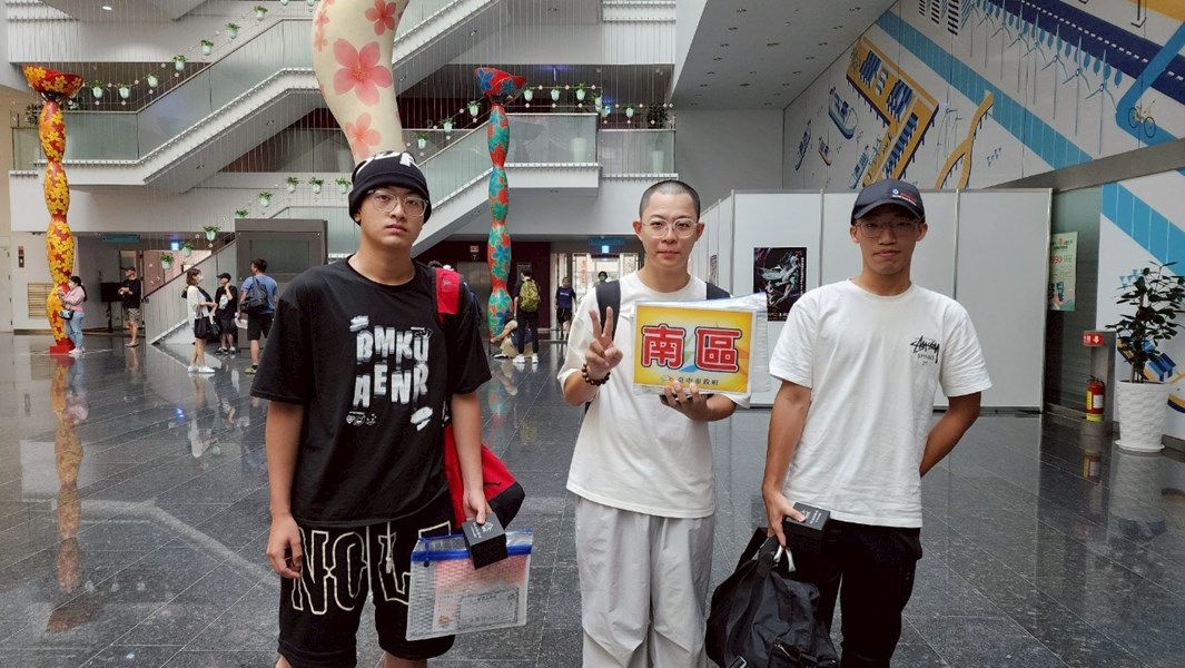 台中市南區從軍役男合影留念