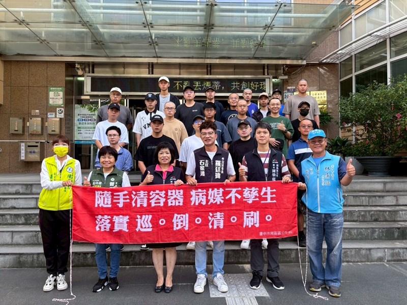 台中市南區區公所李美麗區長與人文課陳榮庭課長與從軍役男合影留念並政令宣導