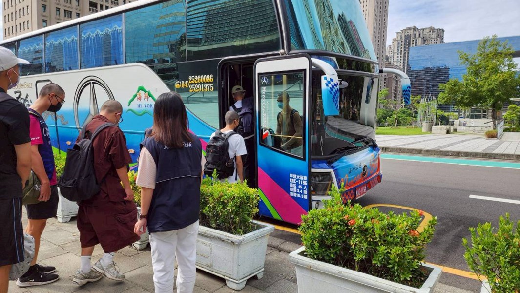 台中市從軍役男搭車入營去