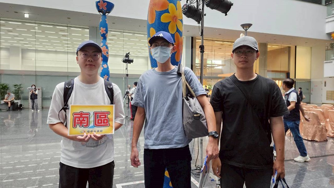 台中市南區從軍役男合影留念