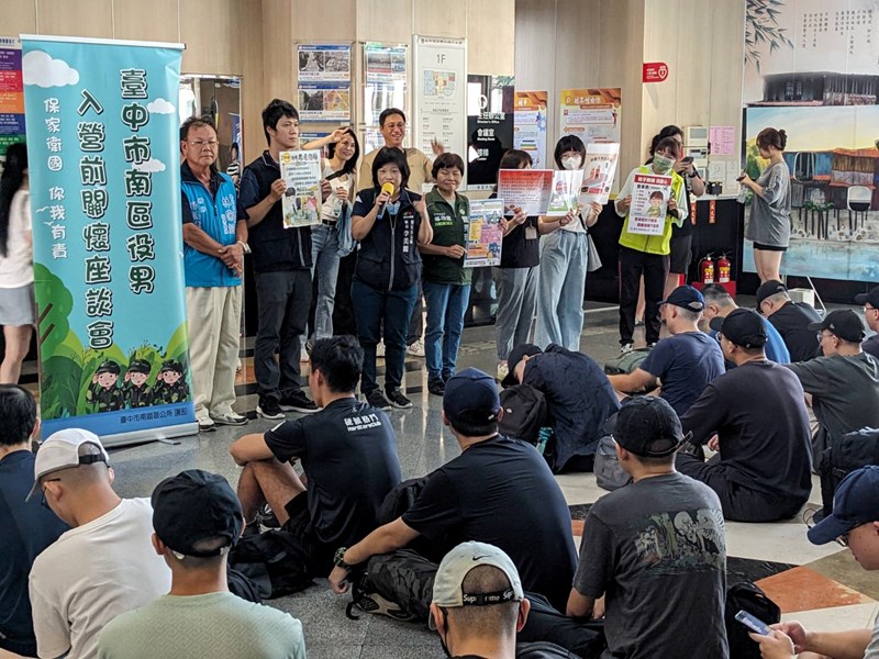 台中市南區區公所李美麗區長與人文課陳榮庭課長對從軍役男政令宣導並宣導活動