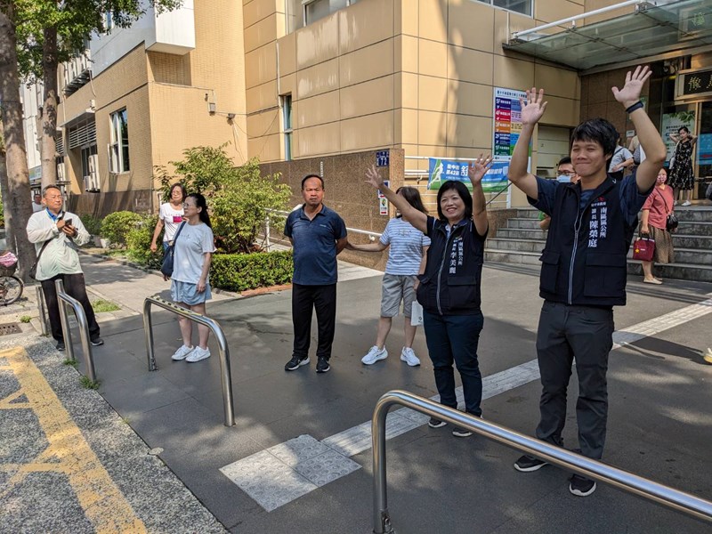 台中市南區區公所李美麗區長與人文課陳榮庭課長向從軍役男依依揮手送別