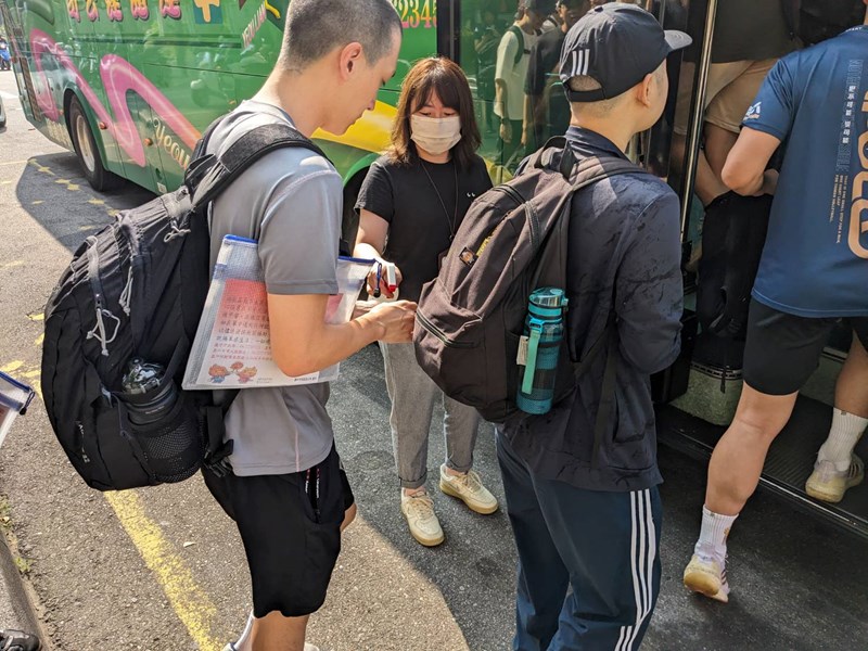 台中市南區區公所李美麗區長與人文課陳榮庭課長重視從軍役男身體健康與送兵活動的防疫措施