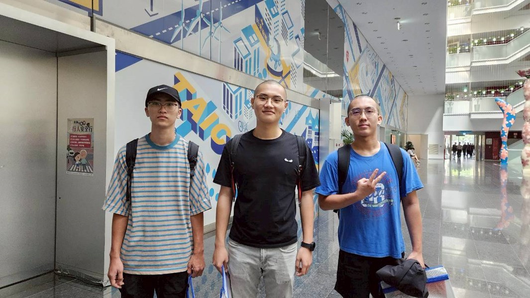 台中市南區從軍役男合影留念