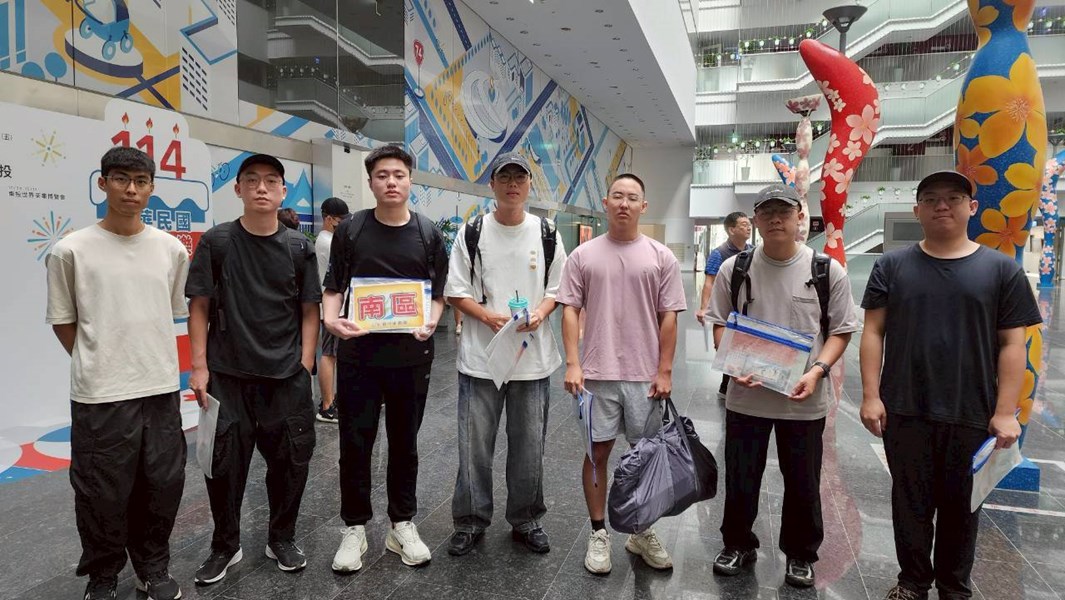 台中市南區從軍役男合影留念