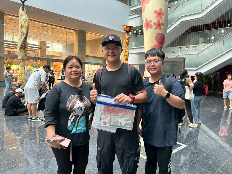 台中市南區從軍役男與家屬合影留念