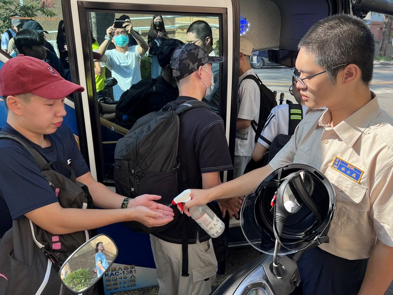 台中市南區區公所李美麗區長與人文課陳榮庭課長重視送兵活動的衛生防疫措施