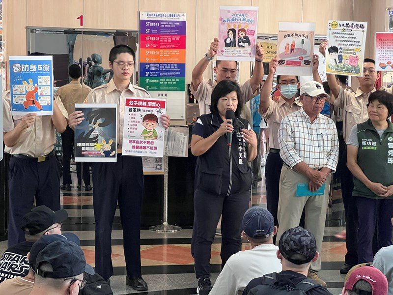 台中市南區區公所李美麗區長與人文課陳榮庭課長對從軍役男政令宣導並宣傳活動