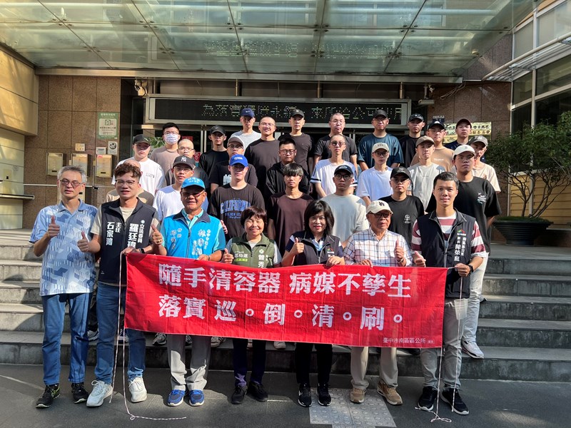 台中市南區區公所李美麗區長與人文課陳榮庭課長與從軍役男合影留念並政令宣導