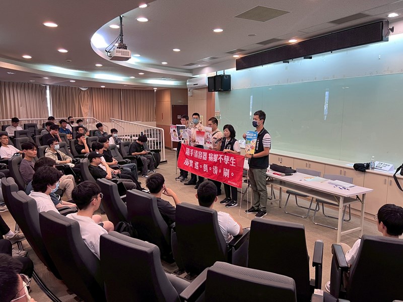 台中市南區區公所李美麗區長與人文課陳榮庭課長對召集役男政令宣導並宣傳活動