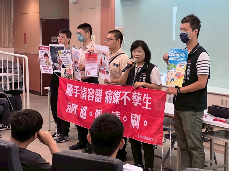 台中市南區區公所李美麗區長與人文課陳榮庭課長對召集役男政令宣導並宣傳活動