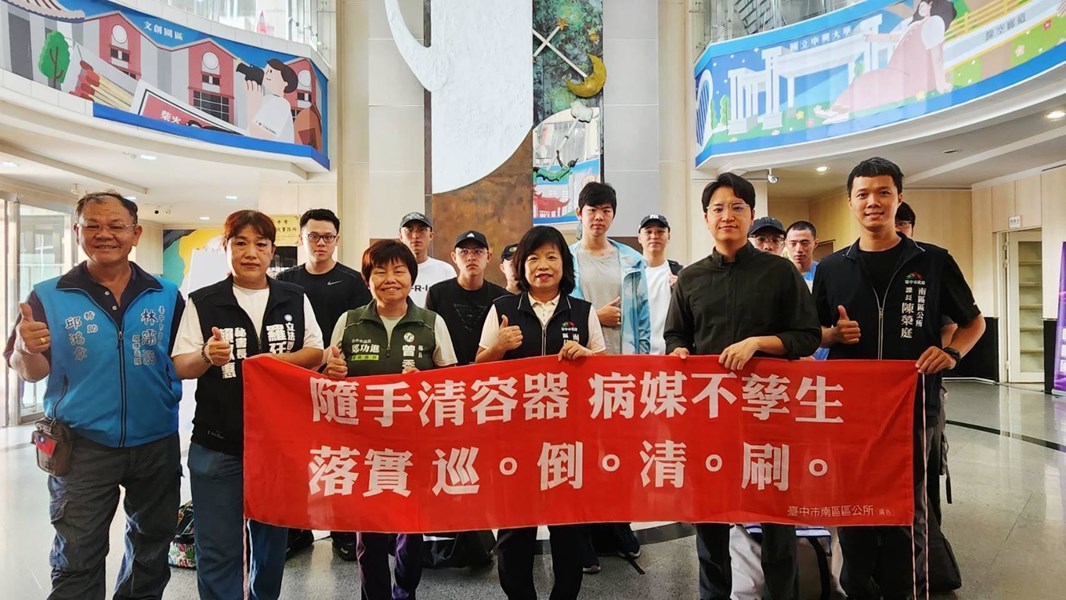台中市南區區公所李美麗區長及羅廷瑋立法委員與人文課陳榮庭課長與從軍役男合影留念並政令宣導