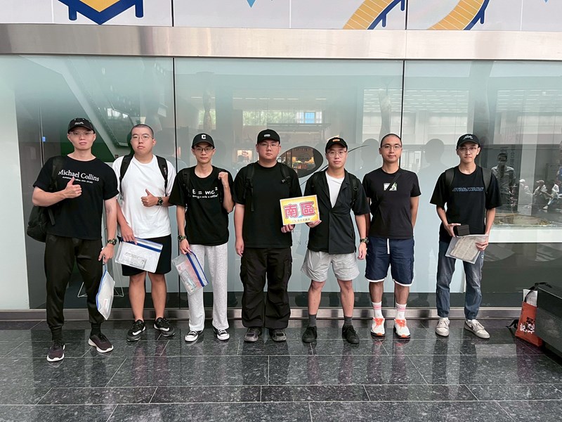 台中市南區從軍役男合影留念