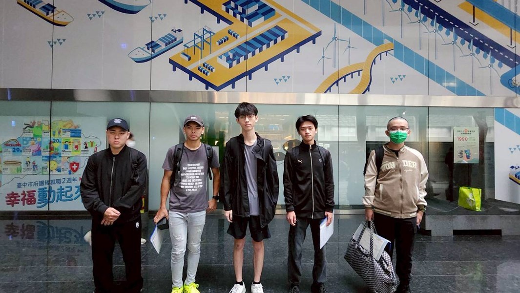 台中市南區從軍役男合影留念