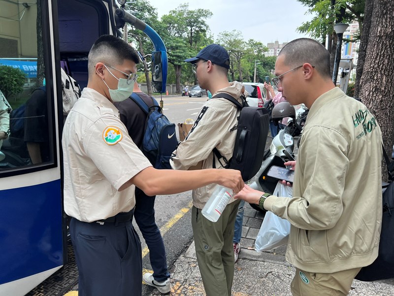 台中市南區區公所李美麗區長與人文課陳榮庭課長重視送兵 活動從軍役男防疫衛生措施