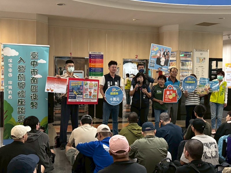 台中市南區區公所李美麗區長與人文課陳榮庭課長對從軍役男政令宣導並宣傳台中購物節等活動