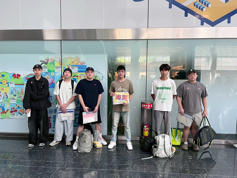 台中市南區從軍役男合影留念