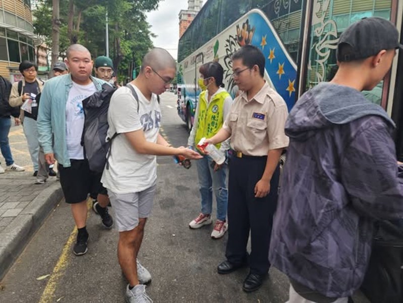 台中市南區區公所黃順良主任秘書與人文課陳榮庭課長重視送兵活動對從軍役男衛生防疫措施