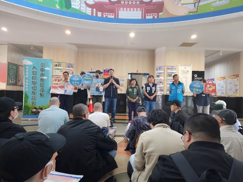 台中市南區區公所黃順良主任秘書與人文課陳榮庭課長對從軍役男政令宣導並宣傳台中購物節等活動