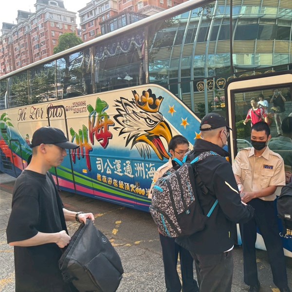 台中市南區區公所李美麗區長與人文課陳榮庭課長重視送兵活動對從軍役男衛生防疫措施