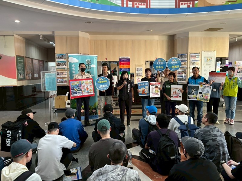 台中市南區區公所李美麗區長與人文課陳榮庭課長對從軍役男政令宣導如反詐騙及宣傳台中購物節等活動