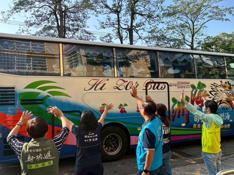 台中市南區區公所李美麗區長與人文課陳榮庭課長依依揮手送別從軍役男