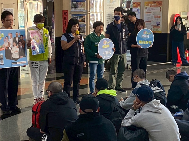 台中市南區區公所李美麗區長與人文課陳榮庭課長對從軍役男政令宣導如反詐騙及宣傳台中購物節等活動