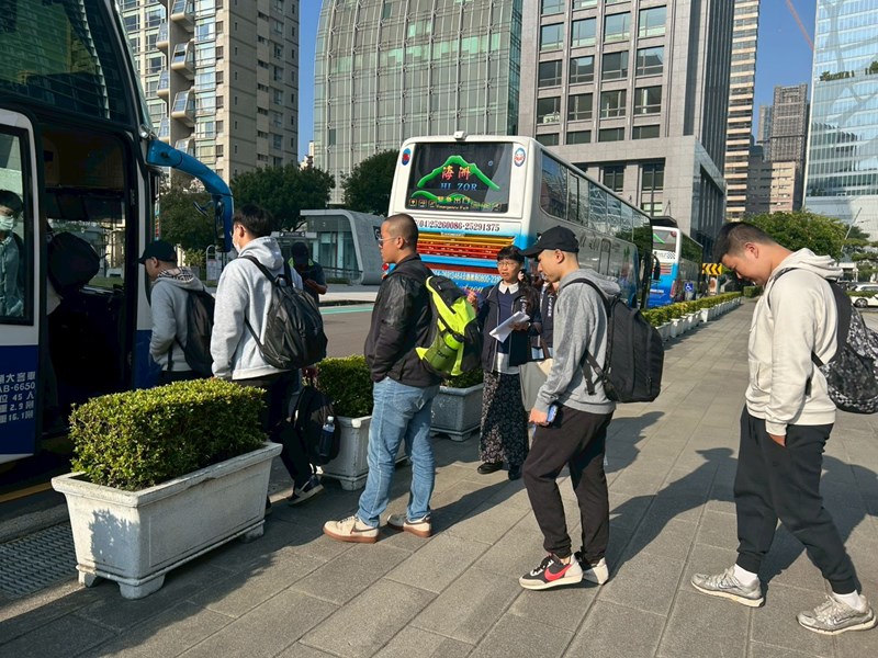 台中市從軍役男搭車入營去