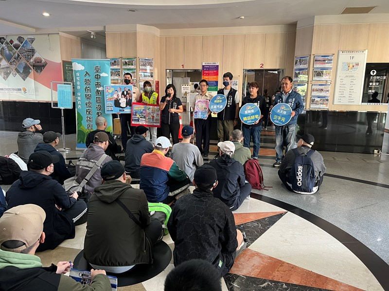 台中市南區區公所李美麗區長與人文課陳榮庭課長對從軍役男政令宣導如反詐騙及宣傳台中購物節等活動