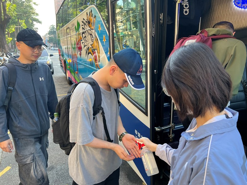 台中市南區區公所李美麗區長與人文課陳榮庭課長重視送兵 活動從軍役男衛生防疫措施