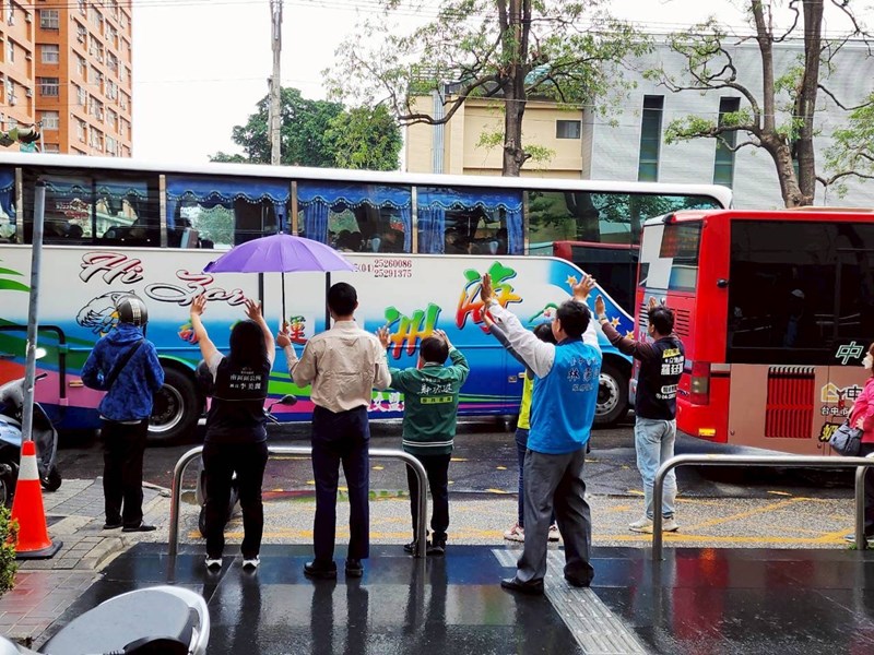 台中市南區區公所李美麗區長與人文課陳榮庭課長及嘉賓與家屬向從軍役男依依揮手送別
