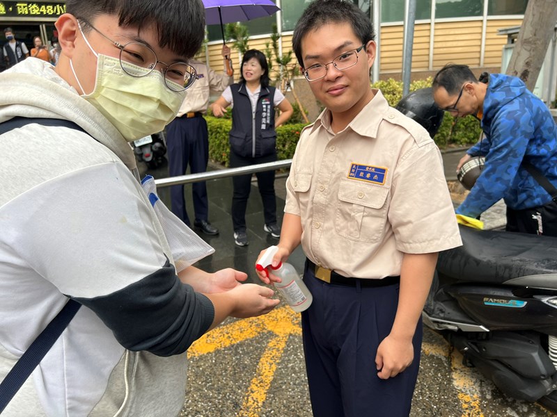 台中市南區區公所李美麗區長與人文課陳榮庭課長重視送兵活動中從軍役男衛生防疫措施