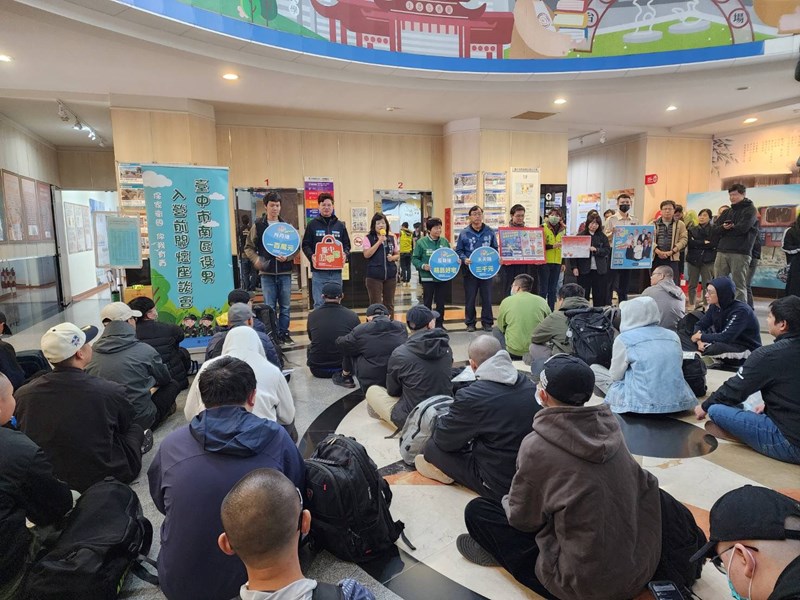 台中市南區區公所李美麗區長與人文課陳榮庭課長對從軍役男政令宣導如反詐騙及宣傳台中購物節等活動