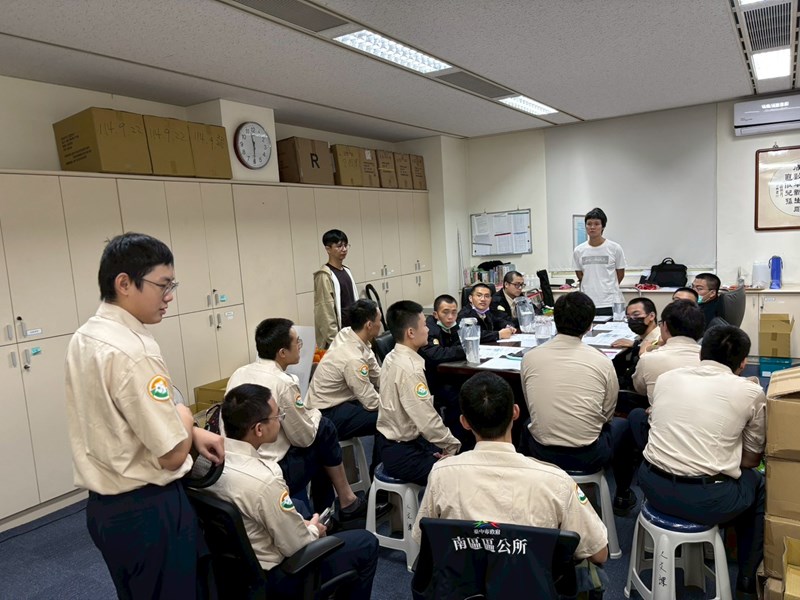 台中市南區區公所人文課陳榮庭課長主持替代役撥交區公所各課室會議實況