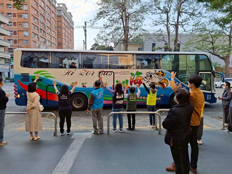 台中市南區區公所李美麗區長與人文課陳榮庭課長與貴賓及家長與從軍役男依依揮手送別