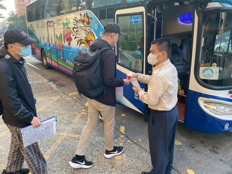 台中市南區區公所李美麗區長與人文課陳榮庭課長重視送兵活動衛生防疫措施