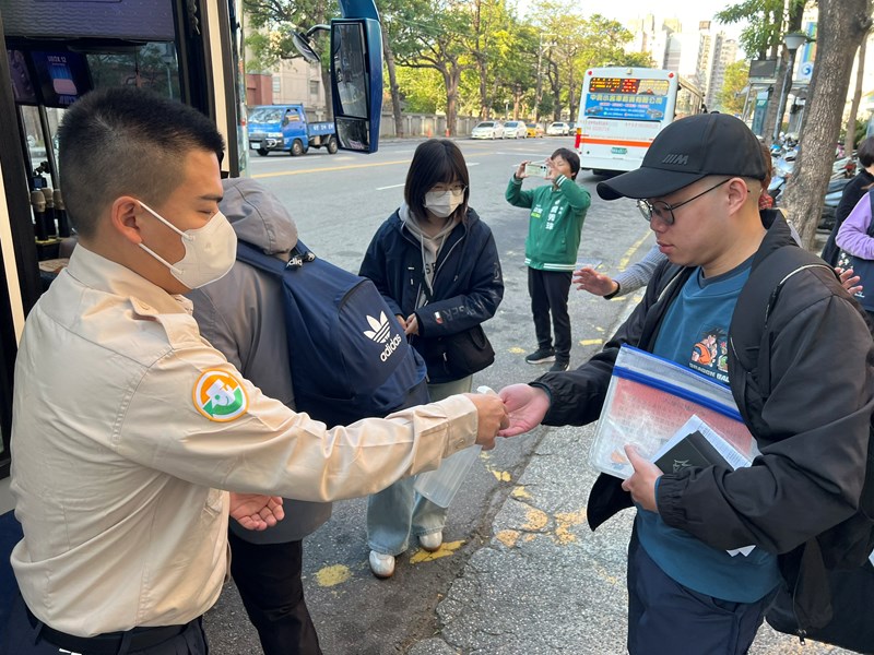 台中市南區區公所李美麗區長與人文課陳榮庭課長重視送兵活動從軍役男衛生防疫措施