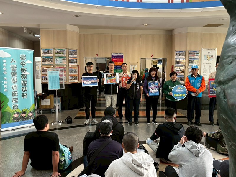 台中市南區區公所李美麗區長與人文課陳榮庭課長對從軍役男政令宣導如反詐騙及宣傳2026中台灣燈會等活動