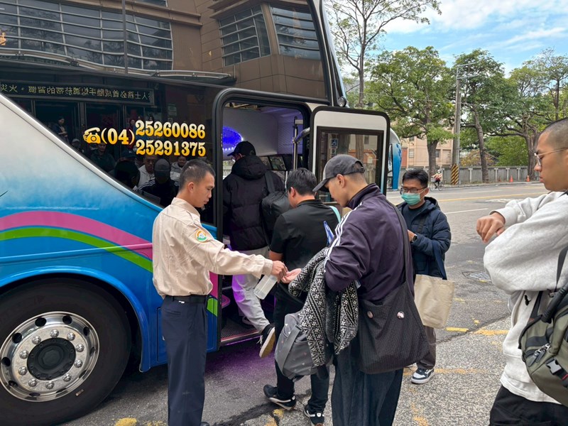 台中市南區區公所李美麗區長與人文課陳榮庭課長重視送兵活動從軍役男衛生防疫措施