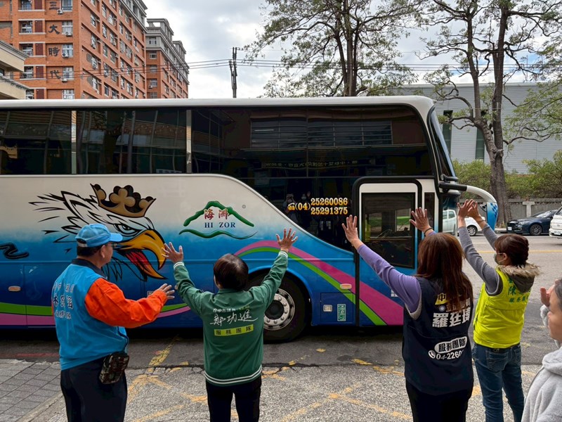 台中市南區區公所李美麗區長與人文課陳榮庭課長對從軍役男依依揮手送別