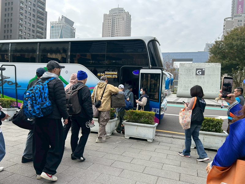 台中市從軍役男搭車入營去