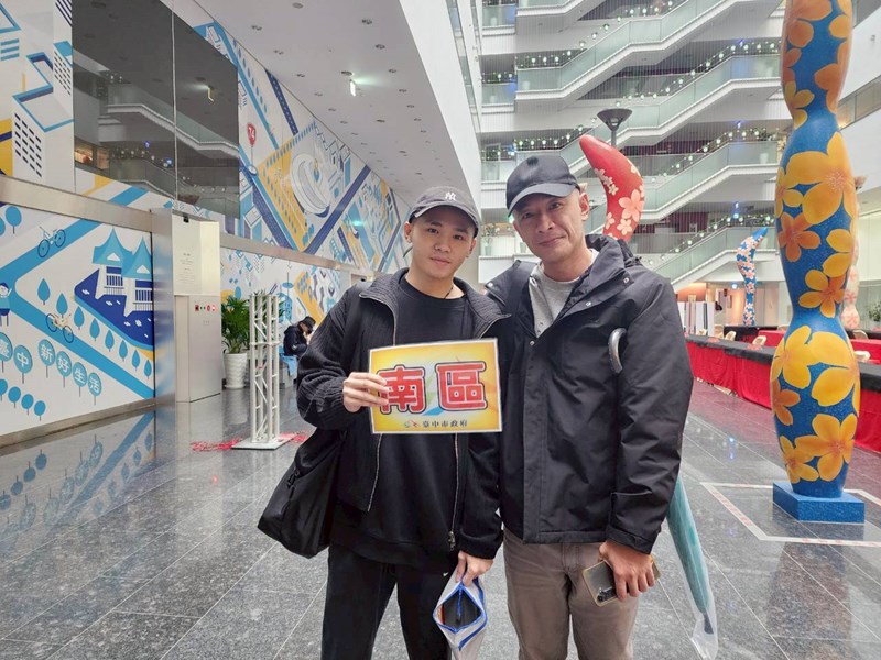 台中市南區從軍役男與家屬合影留念