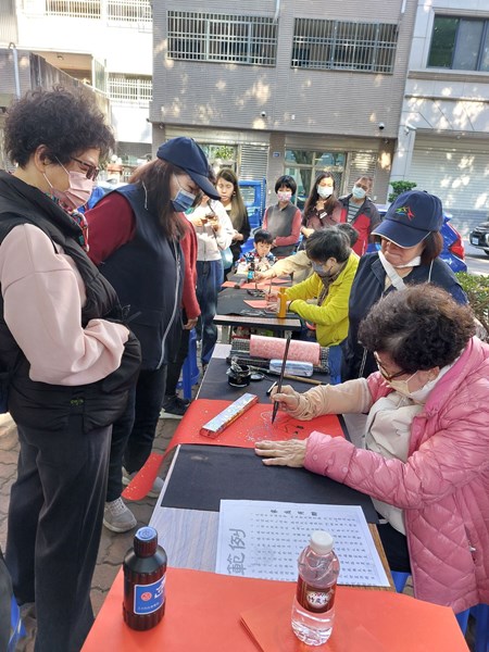 金馬迎春插年花  名師揮毫在工學4