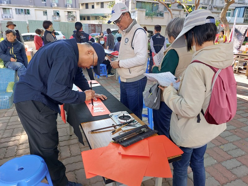 金馬迎春插年花  名師揮毫在工學5