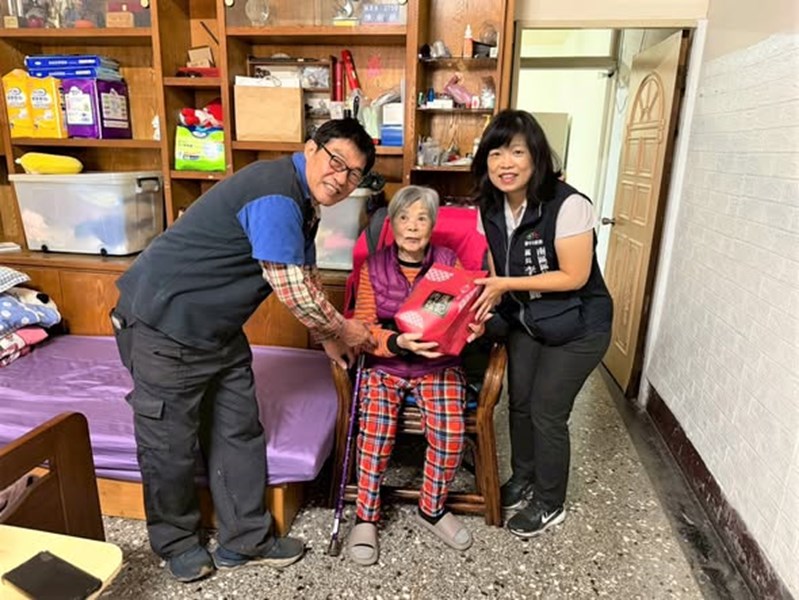 由台中市南區區公所李美麗區長與人文課陳榮庭課長帶領替代役役男歲末年終關懷獨居長者活動實況