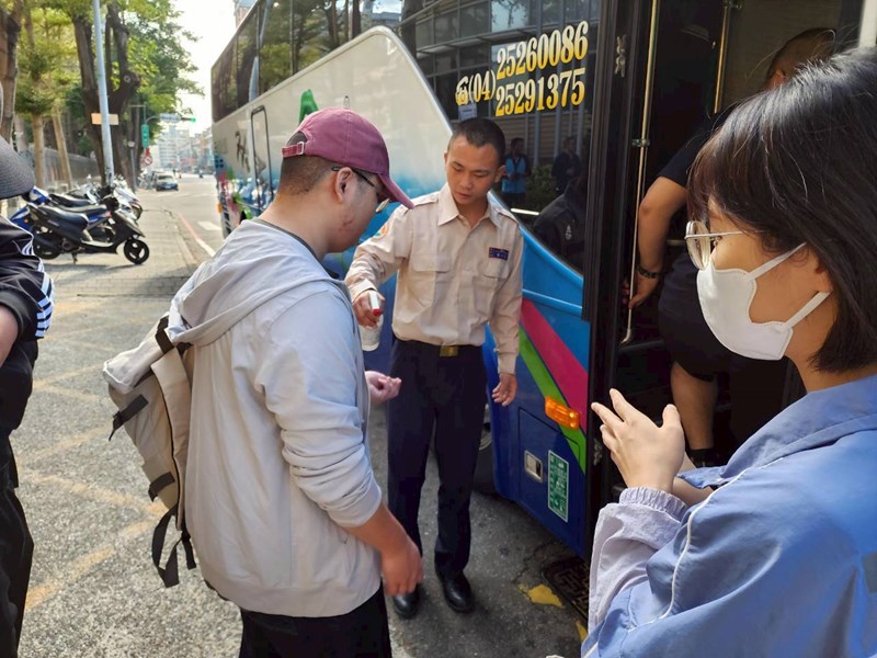 台中市南區區公所李美麗區長與人文課陳榮庭課長在送兵活動中重視從軍役男衛生防疫措施