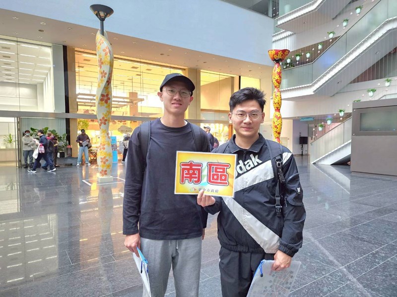 台中市南區從軍役男合影留念